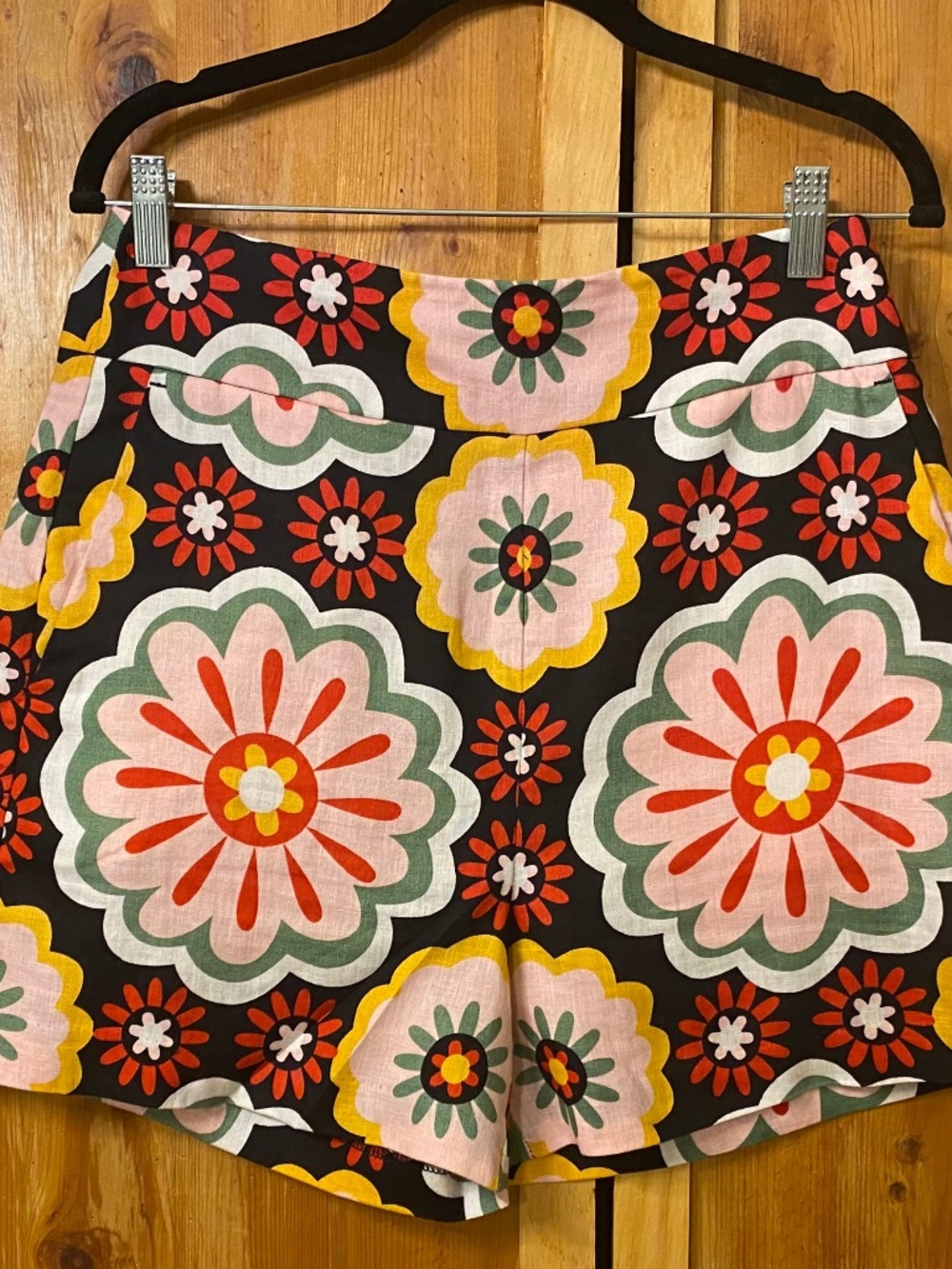 Floral print 100% linen Georgina shorts by Boden with rear slit pockets.